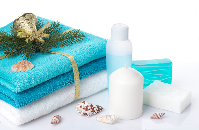 pile de serviettes bleues, coquillages et décoration de noël