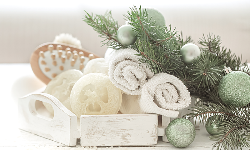 assemblage de plusieurs éléments de décoration de noël et d'objets de spa