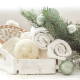 assemblage de plusieurs éléments de décoration de noël et d'objets de spa
